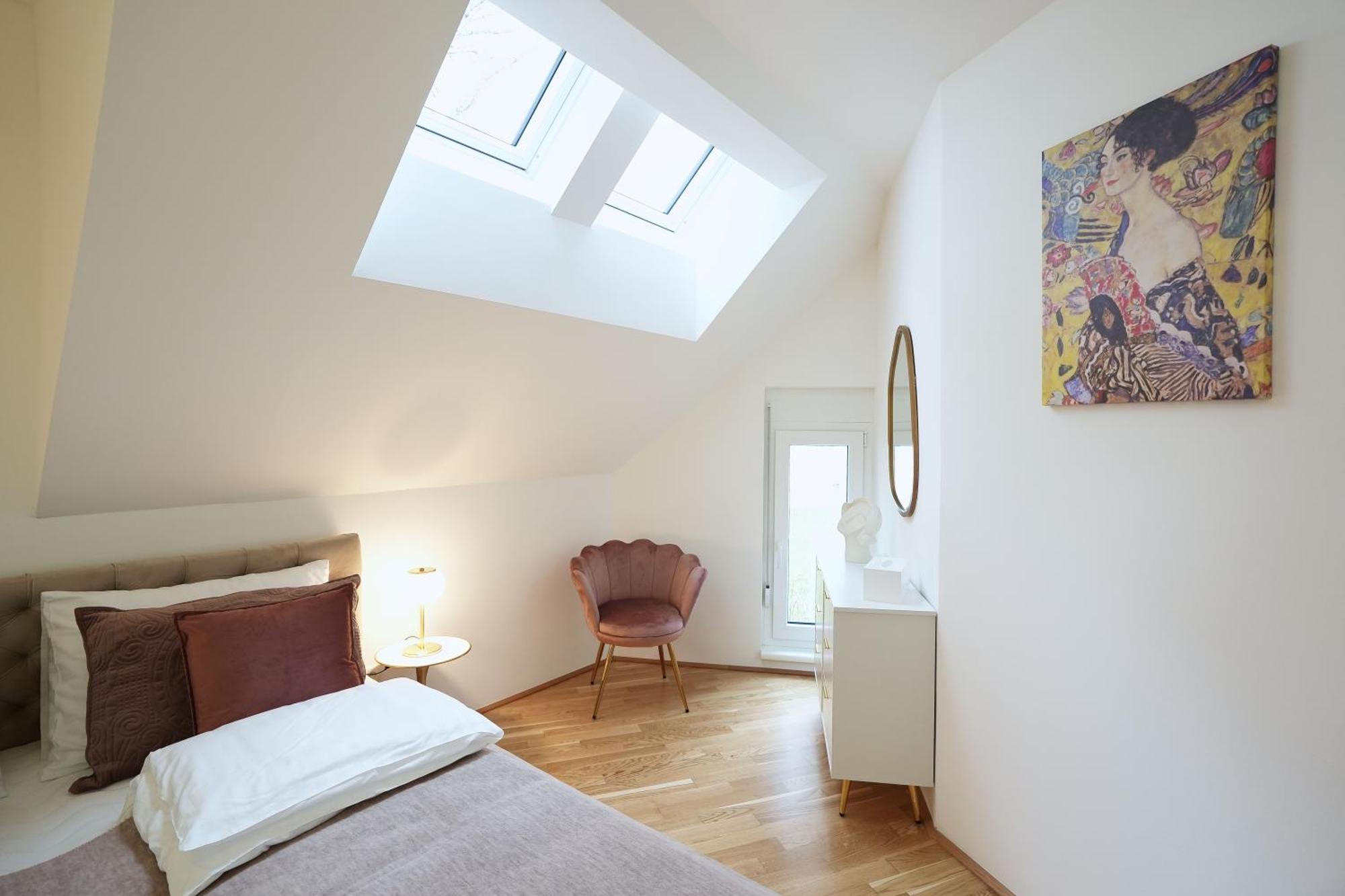 In Style At Carl's Design Residences - Modern Design Meets Comfort L Parking & Perfect Connection To Center *